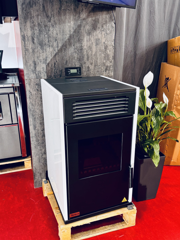 TEBA TP12 kamna na pelety a dřevo s teplovodním výměníkem 1